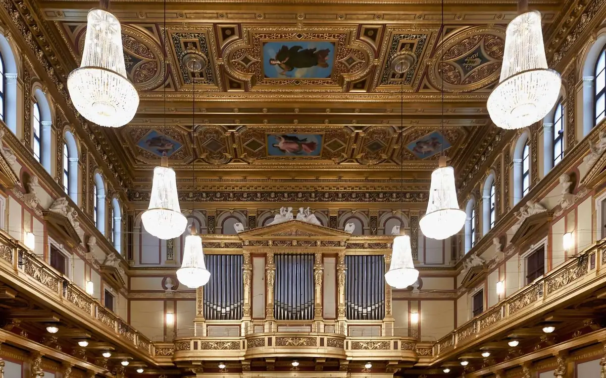The gilded concert hall of the Musikverein with chandeliers, balconies and the organ